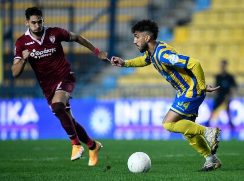 Πλέι άουτ : Η μάχη της παραμονής «παίρνει» φωτιά