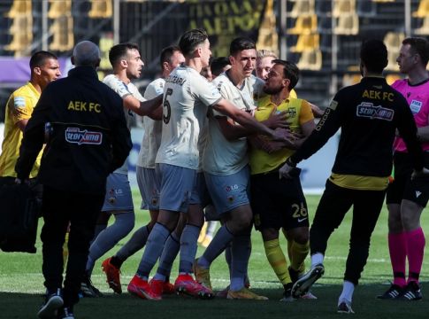 Ένταση στο φινάλε στο Βικελίδης: Στα χέρια οι παίκτες, τους χώριζε ο Δημητριάδης (pics & vid)