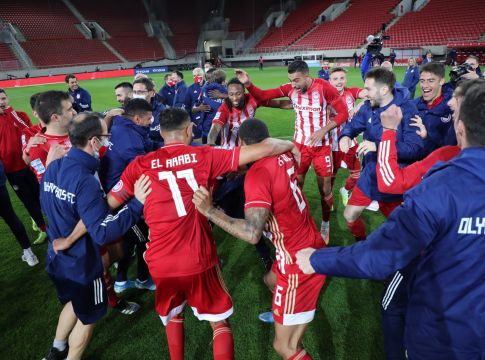 Καθηλωμένοι οι φίλαθλοι παρακολουθούν τη μάχη για την δεύτερη θέση…