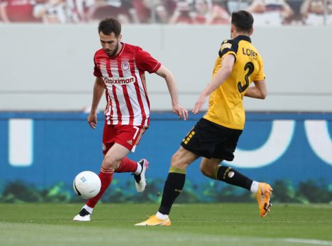 Όρθιος ο πάγκος του Ολυμπιακού: Ζήτησε πέναλτι στο 14΄