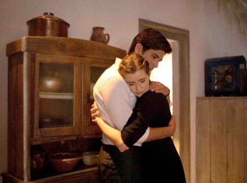 Άγριες Μέλισσες spoiler : Σύννεφα στην σχέση Ελένης και Λάμπρου