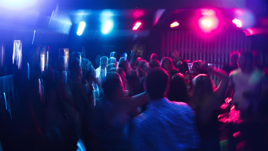 Απίστευτες σκηνές σε κορονοπάρτι στη Μητροπόλεως : Κρύβονταν σε ντουλάπες και μπαλκόνια (vid)
