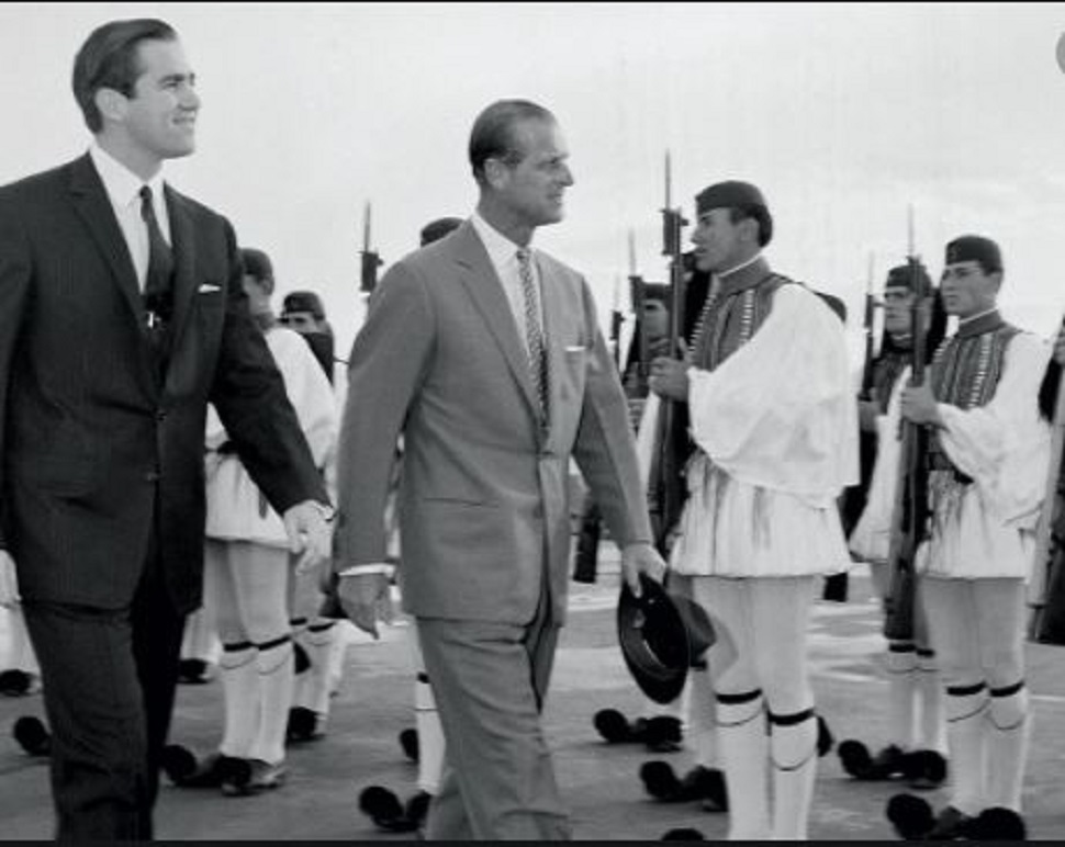 Πρίγκιπας Φίλιππος : Σπάνιες φωτογραφίες από την επίσκεψή του στην Ελλάδα το 1965 με τη μητέρα του