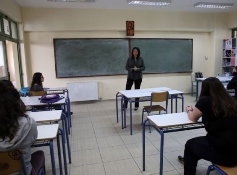 Ανοιγμα των σχολείων από τις 12 Απριλίου με self test, προανήγγειλε η Πελώνη