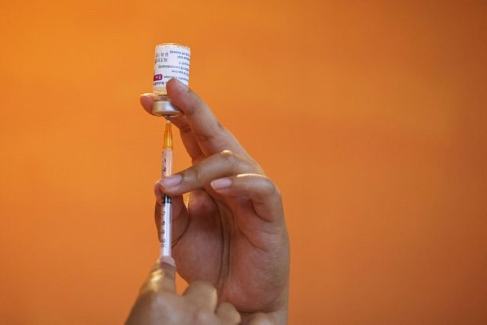 Ηλίας Μόσιαλος : «Τα εμβόλια μας προετοιμάζουν να αντιμετωπίσουμε τον ιό χωρίς σοβαρές επιπλοκές»