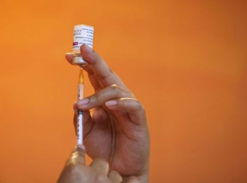 Τι ισχύει για τους εμβολιασμούς σε όσους νόσησαν – Η απάντηση Μόσιαλου