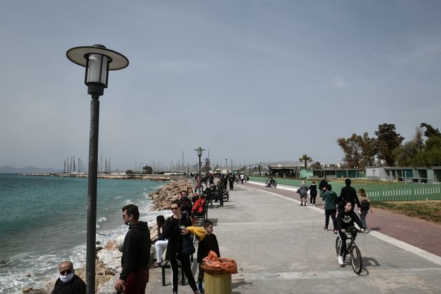 Lockdown : Ξεχύθηκαν και πάλι στις παραλίες οι πολίτες για να… «γεμίσουν» μπαταρίες (pics)