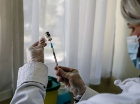 Εμβολιασμοί: Σε δύο ταχύτητες η Αττική – Οι περιοχές με το μεγαλύτερο και το μικρότερο ποσοστό