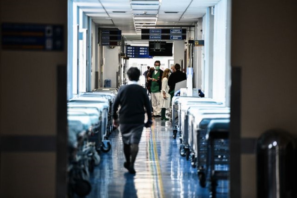 «Λυγίζουν» υπό το βάρος της πανδημίας τα νοσοκομεία – Ουρές ασθενοφόρων, γεμάτες οι ΜΕΘ