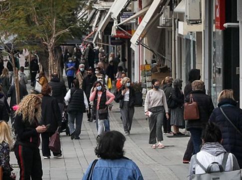 Στο «κόκκινο» τα νοσοκομεία – Ποιες ηλικίες χτυπά ο κορωνοϊός