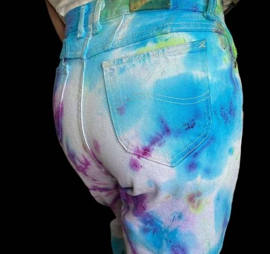 Ξεχάστε τα blue jeans! Αυτή είναι η νέα τάση για φέτος