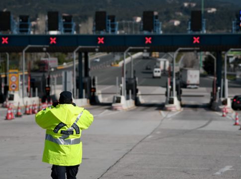 Μπλόκο της ΕΛ.ΑΣ στην έξοδο για Πάσχα στο χωριό – Ουρές χιλιομέτρων στα διόδια και απίστευτες δικαιολογίες (pics+vids)