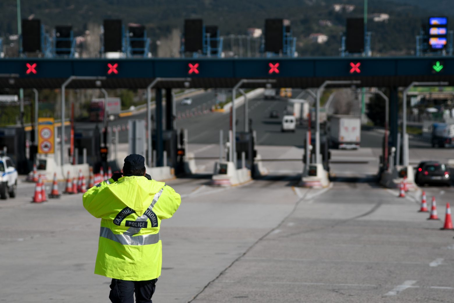 Μπλόκο της ΕΛ.ΑΣ στην έξοδο για Πάσχα στο χωριό – Ουρές χιλιομέτρων στα διόδια και απίστευτες δικαιολογίες (pics+vids)