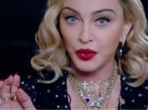 Μαντόνα : Ξεμπροστιάζει την αστυνομική βία με ένα αποκαλυπτικό βίντεο