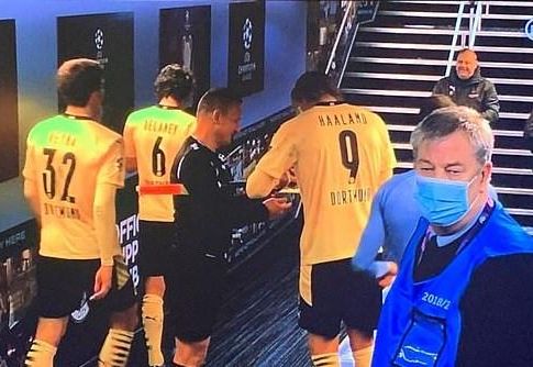 Ο επόπτης ζήτησε αυτόγραφο από τον Χάαλαντ (vid)