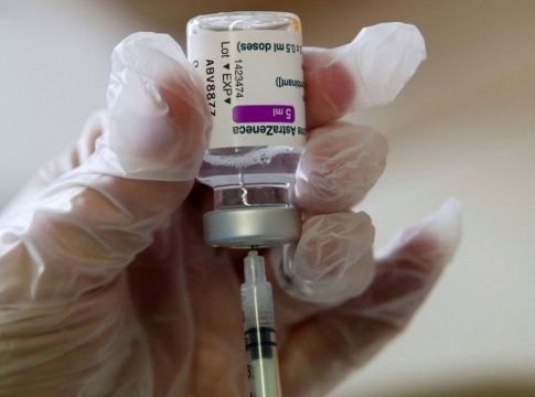 AstraZeneca : «Ευλογοφανής αλλά όχι επιβεβαιωμένη» η συνάφεια του εμβολίου με τις θρομβώσεις, λέει ο ΠΟΥ
