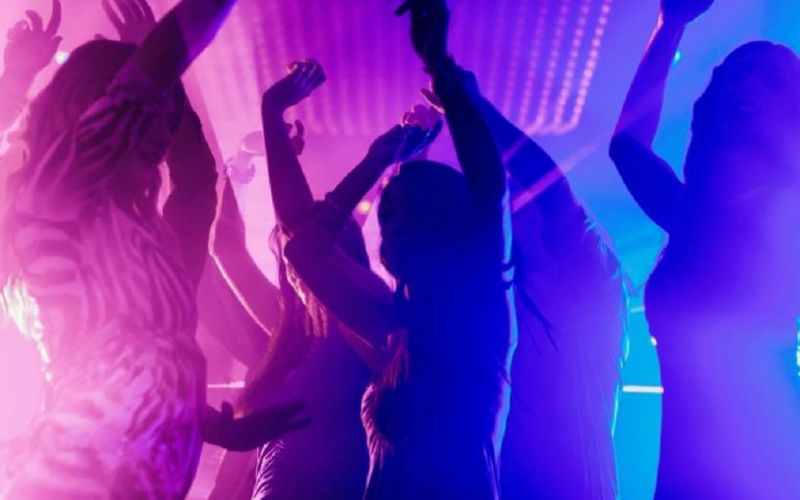 Κορωνοπάρτι στην Περαία – Πρόστιμο 5.000 ευρώ και συλλήψεις