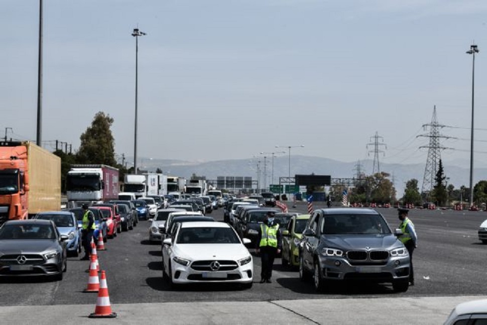 Πάσχα: Ο κακός χαμός στα διόδια Ελευσίνας – «Ουρές» χιλιομέτρων λόγω των ελέγχων (vid)