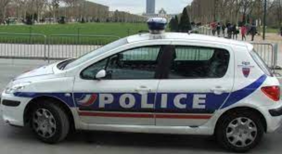 Πανικός έξω από το Παρίσι – Νεκρή αστυνομικός μετά από επίθεση με μαχαίρι