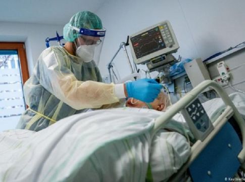 Δραματική προειδοποίηση Παγώνη : Θα ξεπεράσουν τους 1.000 οι διασωληνωμένοι στις ΜΕΘ (vids)