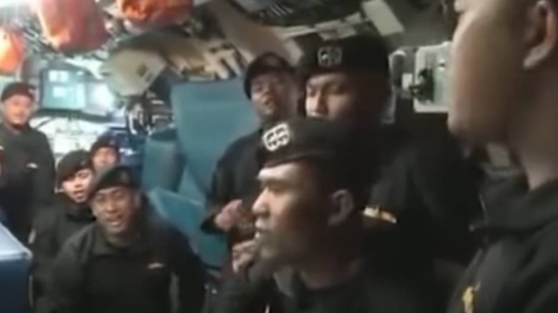 Ανατριχιαστικό βίντεο: Το πλήρωμα του υποβρυχίου που βούλιαξε τραγουδά «αντίο»