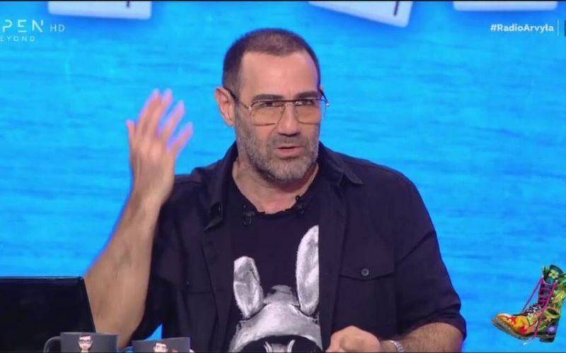 Ράδιο Αρβύλα : Το επικό τρολάρισμα στην Παπακωστοπούλου για τη στιλιστική της επιλογή