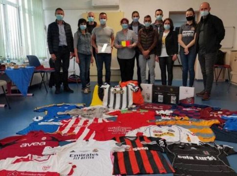 Ξεκινάει η δημοπρασία για τις κάρτες που υπέγραψε ο Χάαλαντ