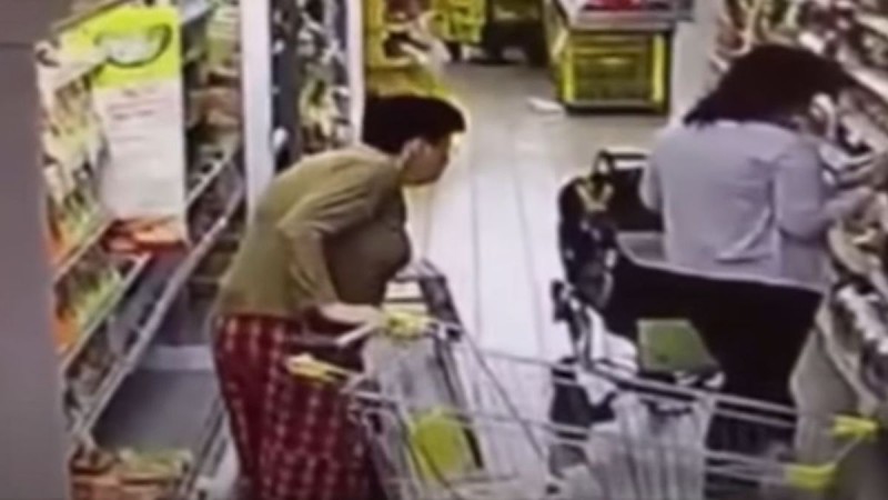 55χρονη γυναίκα κατέβασε το εσώρουχό της μέσα στο σούπερ μάρκετ – Αυτό που κατέγραψε η κάμερα θα σας σοκάρει