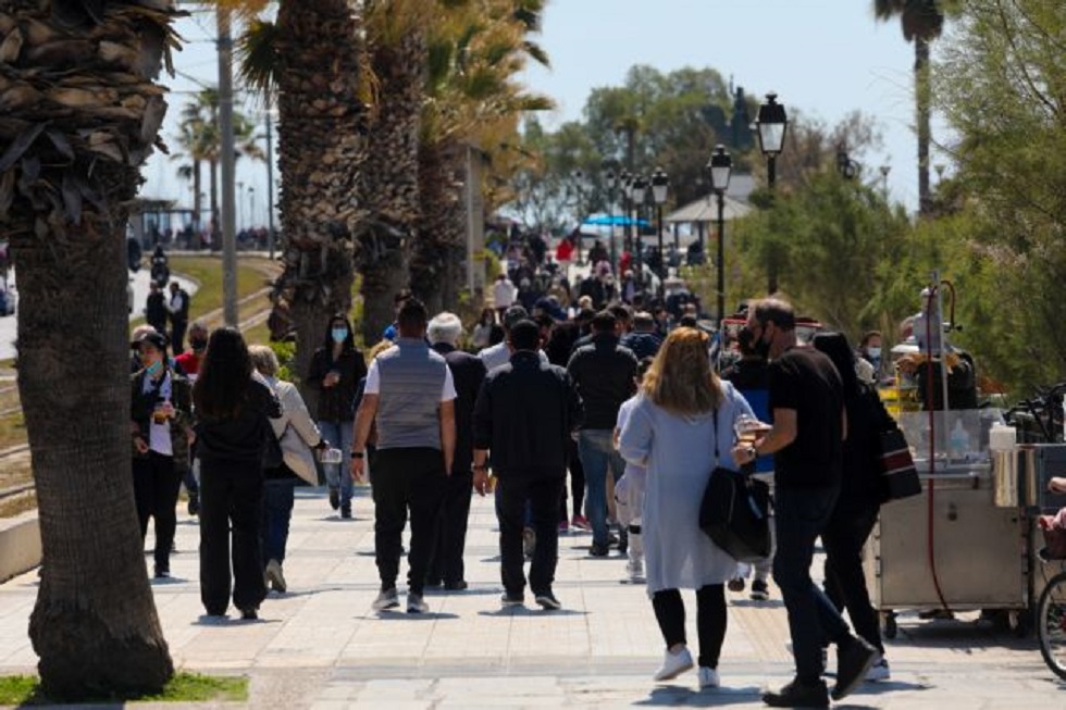 Άφησαν τους εμπορικούς δρόμους και ξεχύθηκαν στις παραλίες οι Αθηναίοι