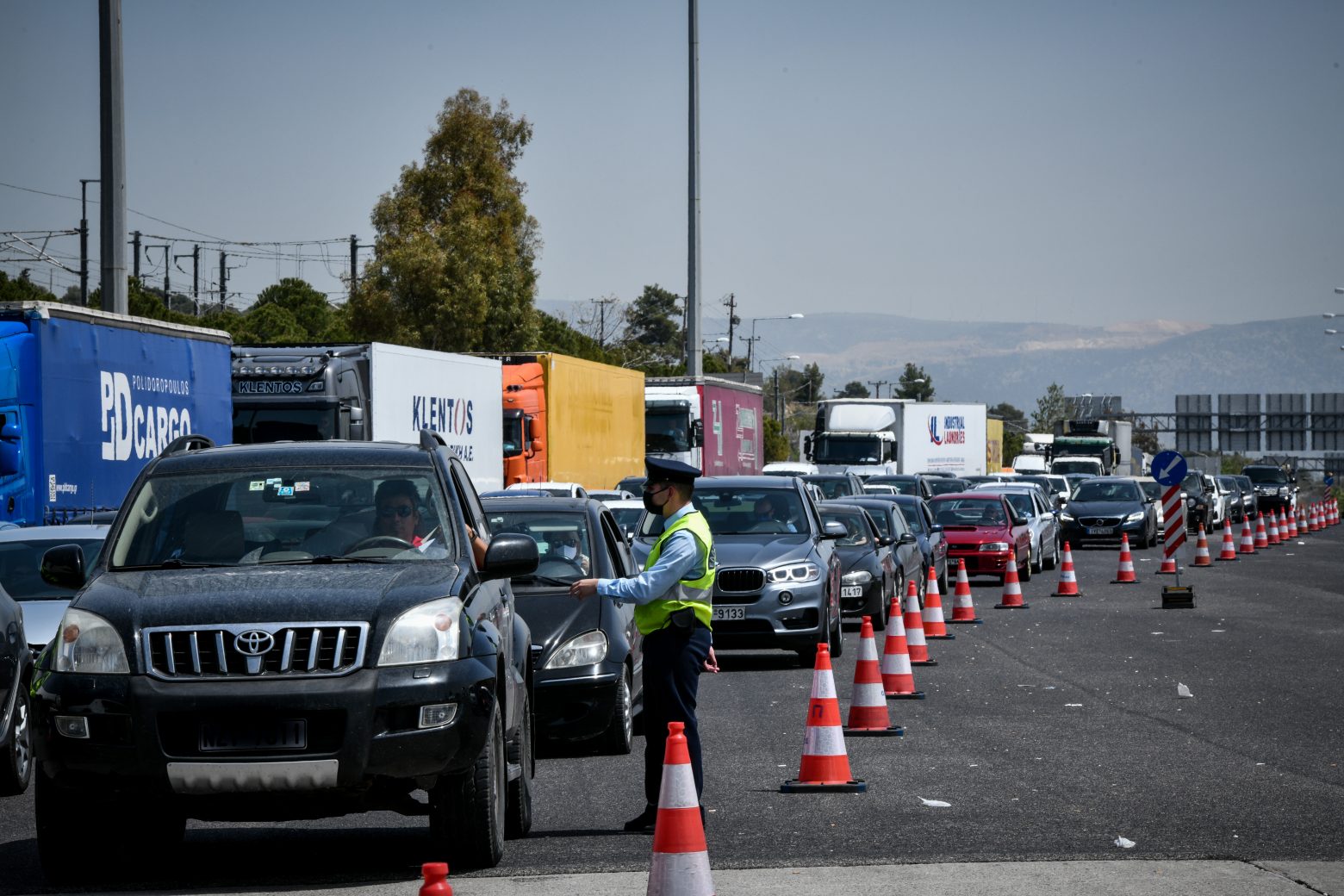 Απέλπιδα προσπάθεια να περάσουν τα διόδια – Κάνουν… ακόμα και παζάρια με τους αστυνομικούς (vid)