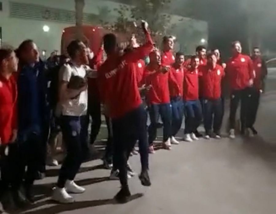 Αποθέωση στο Ρέντη : «Ολυμπιακός» φωνάζει ο κόσμος – «Ολυμπιακός» απαντούν οι παίκτες (vids)