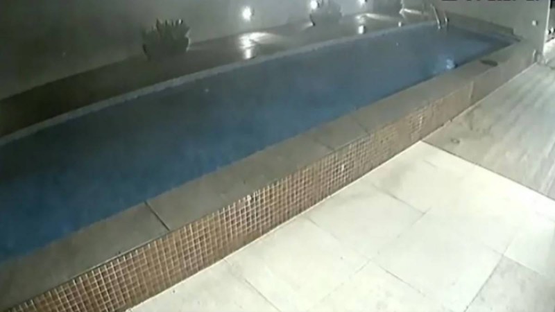 Βίντεο σοκ: Η στιγμή που καταρρέει ο πάτος πισίνας πολυκατοικίας – Το νερό έπεσε στο υπόγειο γκαράζ