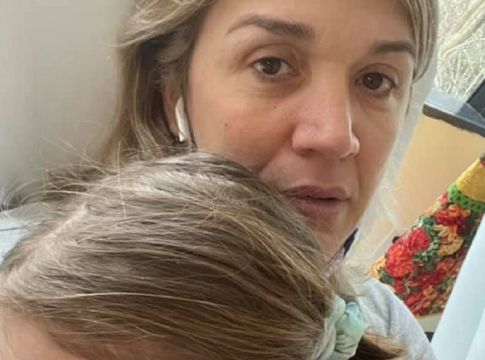 Ξένια Πρεζεράκου: «Είμαι έτοιμη θάνατε, σε κοιτάω στα μάτια» – Συγκλονίζει η μητέρα της 7χρονης Αναστασίας