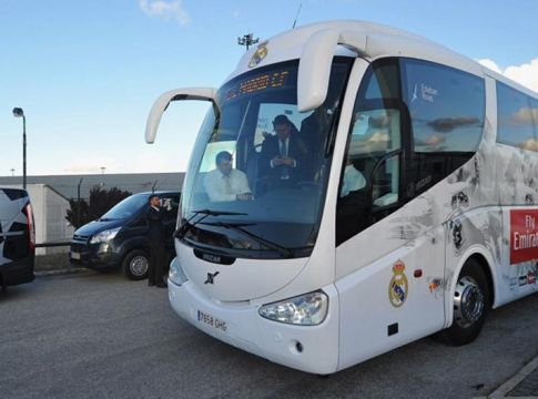 Οπαδοί της Λίβερπουλ έσπασαν με πέτρες παράθυρο στο πούλμαν της Ρεάλ (vid)