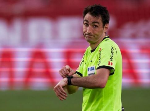 Απίστευτο: Ο διαιτητής του Σεβίλλη – Γρανάδα έληξε νωρίτερα το ματς και γύρισε τους παίκτες πίσω (vid)