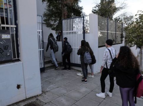 Προς άνοιγμα δημοτικών και γυμνασίων στις 10 Μαΐου – Τι θα γίνει με τις προαγωγικές εξετάσεις (vid)