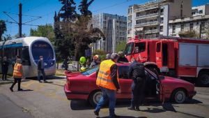 Σύγκρουση τραμ με αυτοκίνητο – Εγκλωβίστηκε ηλικιωμένος