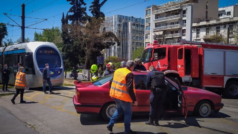 Σύγκρουση τραμ με αυτοκίνητο – Εγκλωβίστηκε ηλικιωμένος