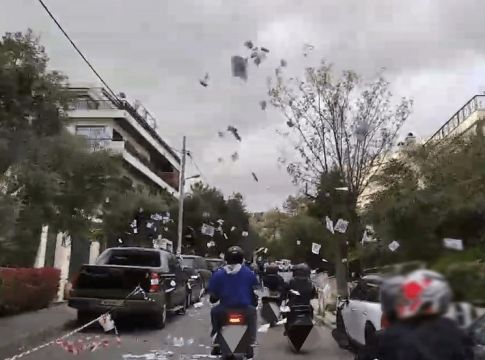 Παρέμβαση Ρουβίκωνα έξω από το σπίτι του Χατζηδάκη