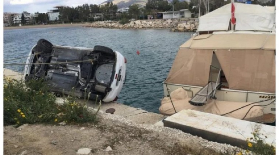 Μαρίνα Γλυφάδας – Τούμπαρε αυτοκίνητο και σταμάτησε μισό μέτρο από το νερό (pics)
