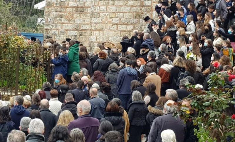 Άγιος Στέφανος : Χωρίς μάσκες και αποστάσεις πάνω από 500 άτομα σε εξόδιο ακολουθία αρχιμανδρίτη