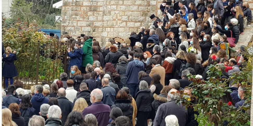 Άγιος Στέφανος : Χωρίς μάσκες και αποστάσεις πάνω από 500 άτομα σε εξόδιο ακολουθία αρχιμανδρίτη