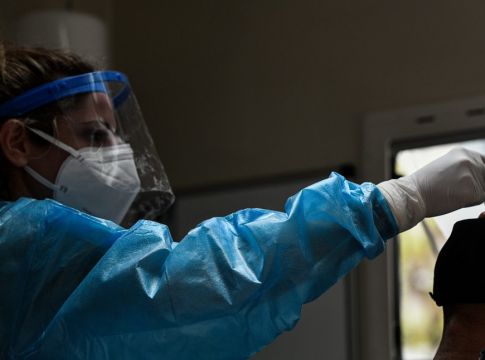 Κορωνοϊός : Εκτοξεύτηκε ο δείκτης θετικότητας – Σχεδόν τρεις φορές πάνω από το όριο συναγερμού