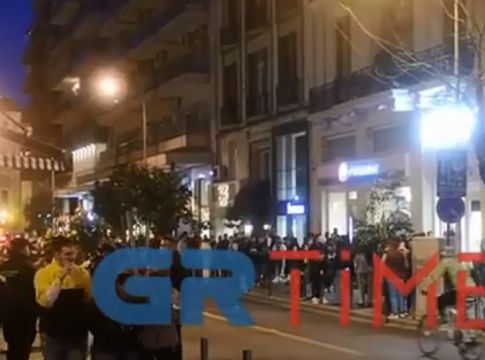 Κορωνοϊός : Απίστευτες εικόνες συνωστισμού στη Θεσσαλονίκη – Επέμβαση της αστυνομίας