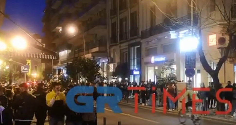 Κορωνοϊός : Απίστευτες εικόνες συνωστισμού στη Θεσσαλονίκη – Επέμβαση της αστυνομίας