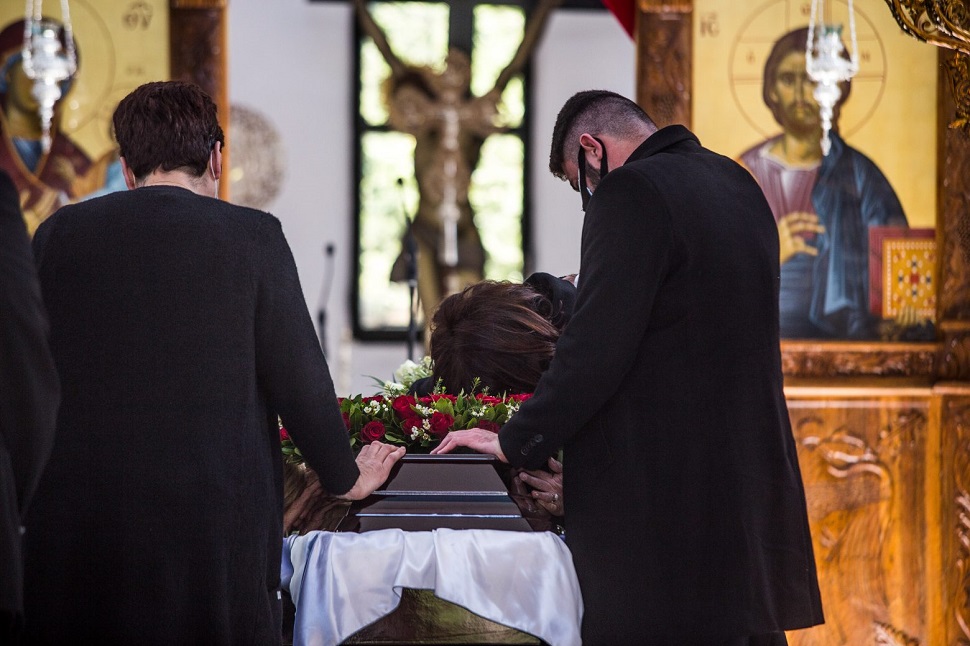 Γιώργος Καραϊβάζ : Το τραγούδι που ακούστηκε στην κηδεία με επιθυμία του γιου του (vids)