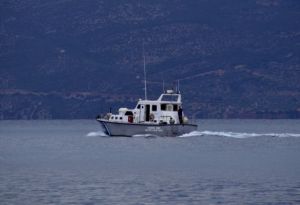 Ακυβέρνητη θαλαμηγός με 170 μετανάστες: Ρυμουλκείται στο λιμάνι της Καλαμάτας