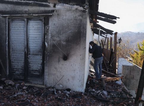 Φωτιά: Η Κορινθία μετρά τις πληγές της – Τεράστια οικολογική καταστροφή, μάχη με τις φλόγες σε πολλά μέτωπα