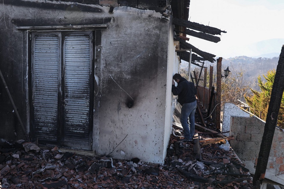 Φωτιά: Η Κορινθία μετρά τις πληγές της – Τεράστια οικολογική καταστροφή, μάχη με τις φλόγες σε πολλά μέτωπα