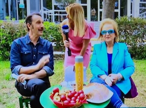 Ματίνα Παγώνη: Έσπασε το ίντερνετ η εκκεντρική εμφάνισή της στα μπλε (pics)